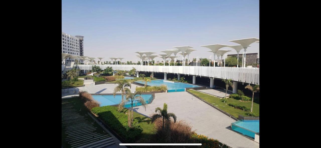 Luxury With Pools In Front Auc Apartment